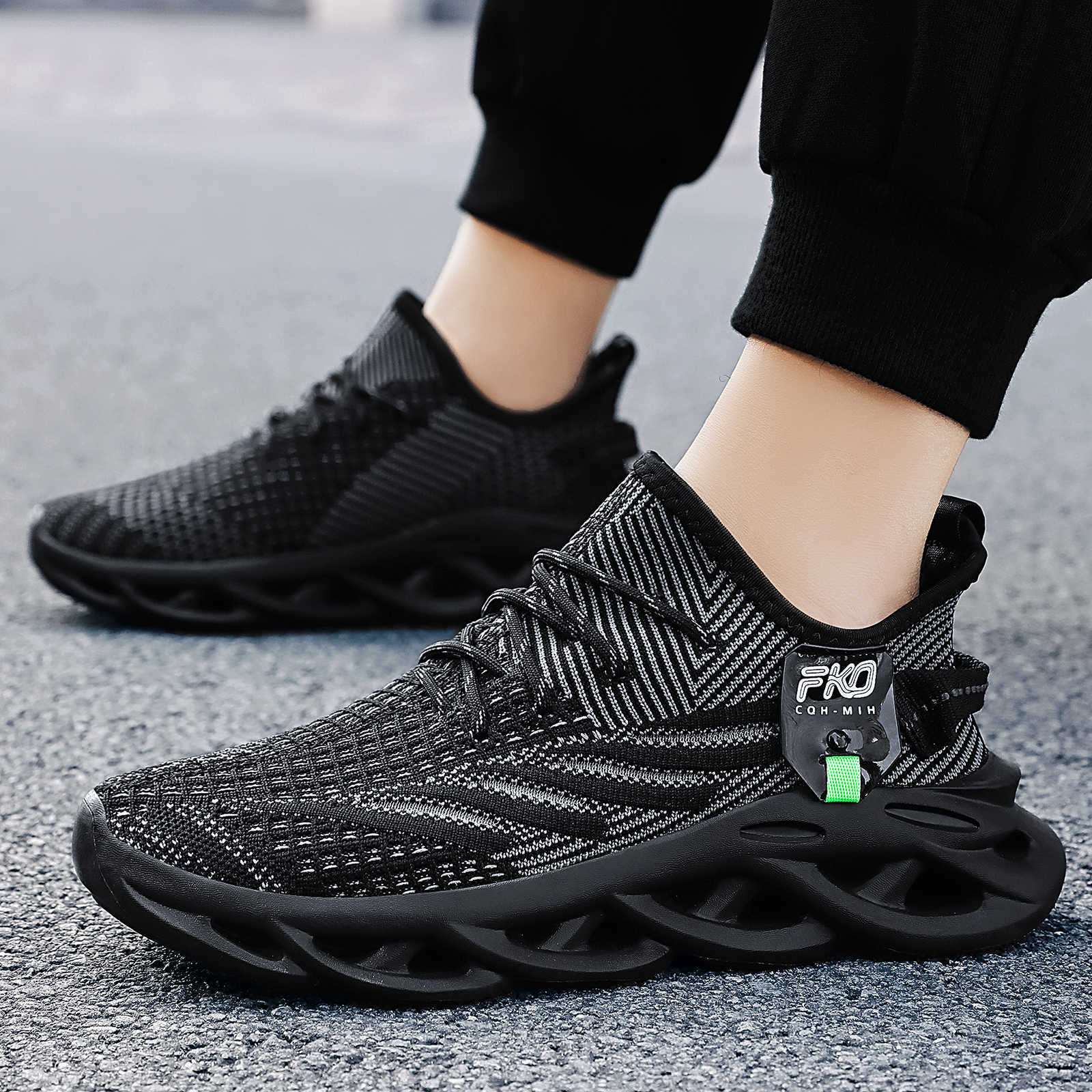 Men's Breathable Knit Sneakers - огляд і ціна Knit Fabric Lace Up Sneakers